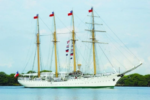Detailed 1/100 scale model of the historic Esmeralda naval training ship, ideal for collectors and model enthusiasts.