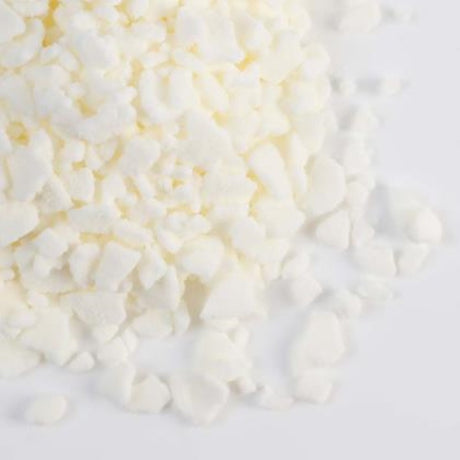 White meringue kibble from Cocoa Farm in a 1KG pack, perfect for adding crunch and sweetness to desserts and baked goods.