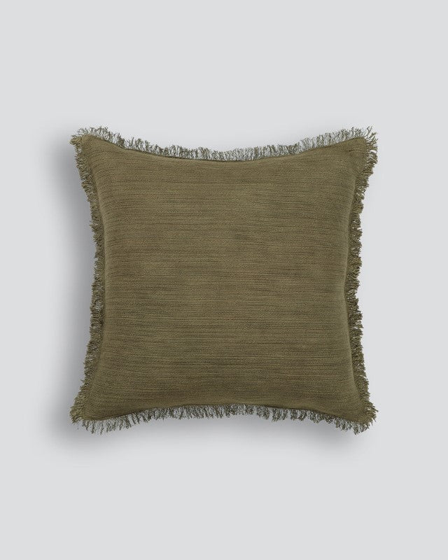 Olive green 50x50cm Otto cushion made of 100% cotton with a fringed edge, ideal for adding texture to your decor.