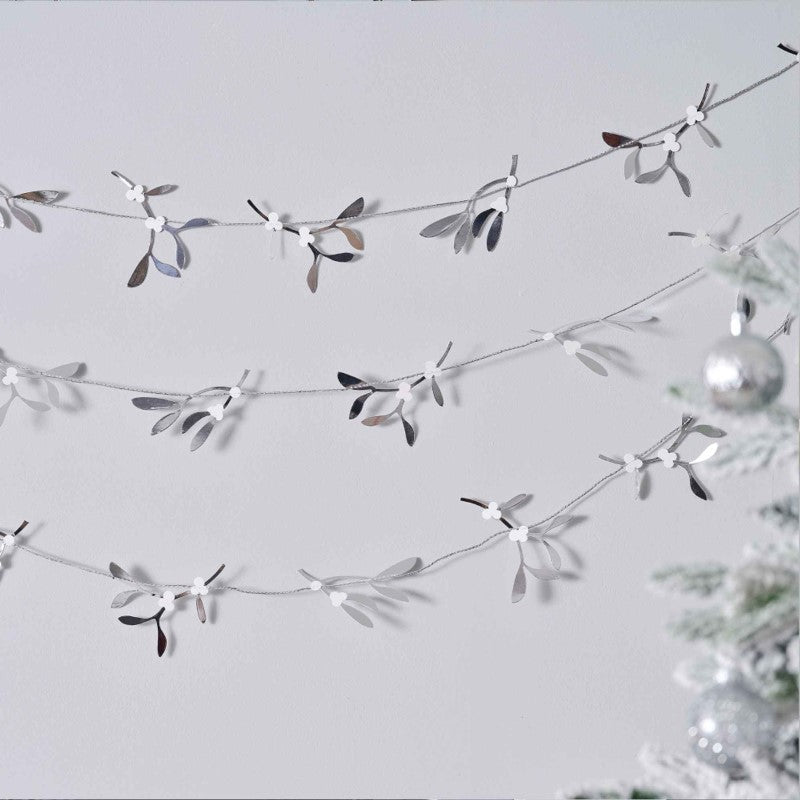 Sparkling silver glitter mistletoe garland, 5 meters long, ideal for festive home decoration and holiday celebrations.