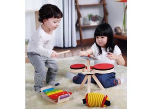 Colorful PlanToys Solid Drum for toddlers, crafted from sustainable materials to inspire music and fine motor skills.