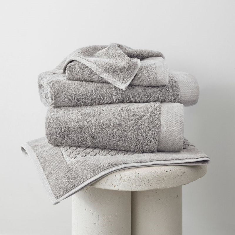 Soft grey bamboo bath towel (70 x 147 cm), eco-friendly, highly absorbent, silky finish, perfect for sensitive skin.