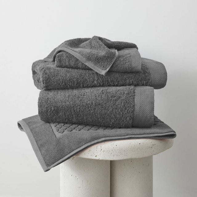 Charcoal bamboo bath towel (70 x 147 cm) from BAKSANA, eco-friendly, soft, highly absorbent, perfect for sensitive skin.