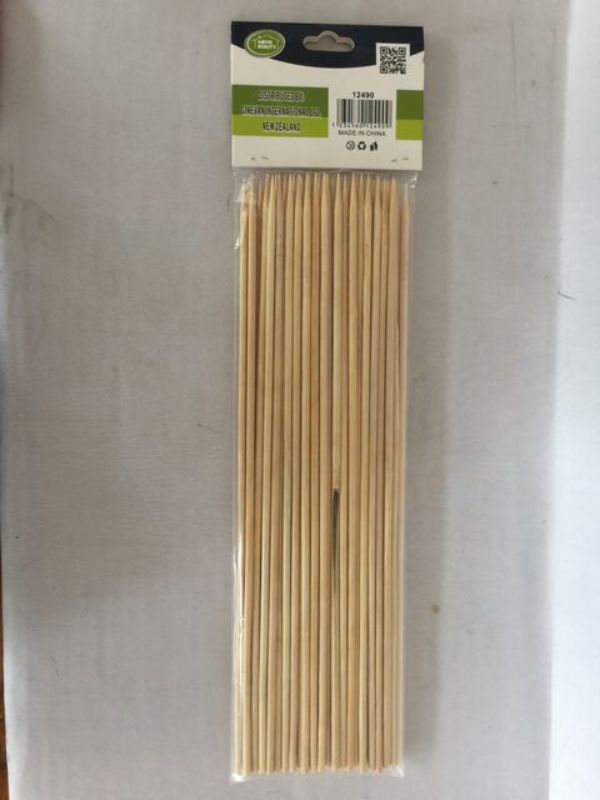 Eco-friendly bamboo BBQ sticks, 4x30cm, perfect for grilling meats and veggies; 600 sturdy pieces for outdoor cooking.