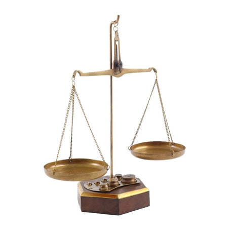 Vintage brass scales with wood accents, measuring 19x9x22.5 cm, adding historic charm to any decor.