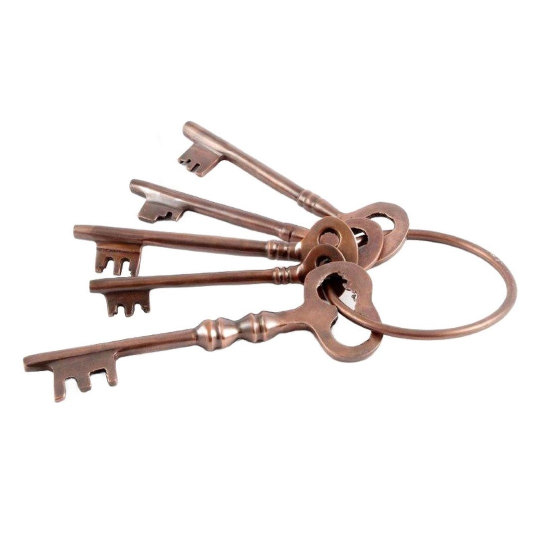 Decorative antique-style keys in aluminium with a copper finish, adding vintage charm to any home or office decor.