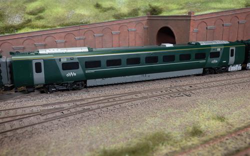 Hornby RailRoad GWR Class 800 813001 MC Coach