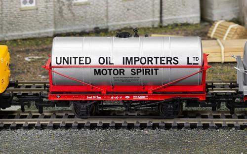 Hornby United Oil Importers 20t Tanker Wagon