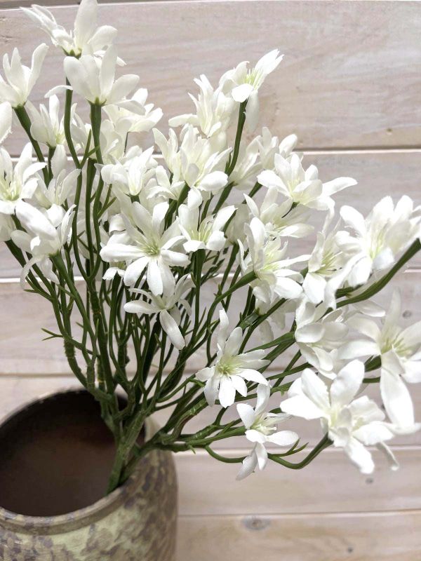 Lifelike artificial Star Flower Bundle, enhancing home decor with vibrant colors and requiring no maintenance.