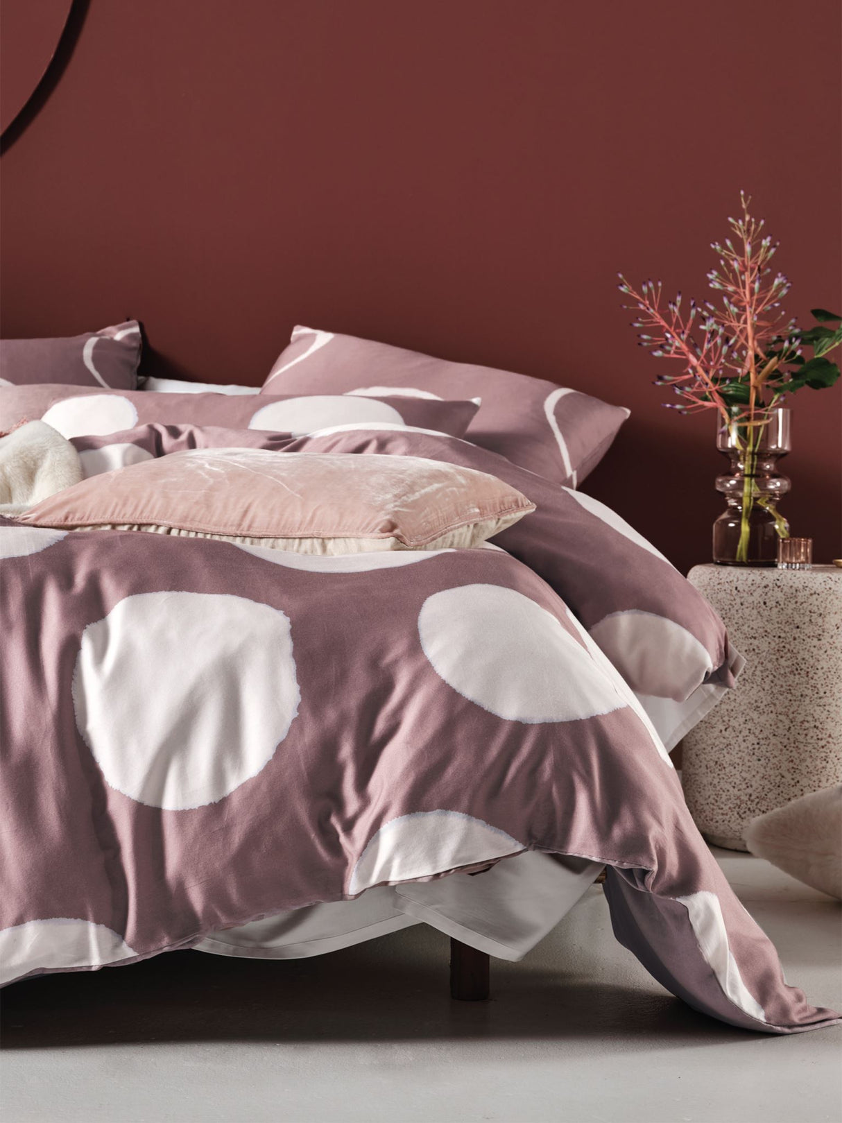 Luxurious Super King duvet cover set in soft neutrals and dusky pinks with tie-dyed pattern, made of 100% cotton sateen.