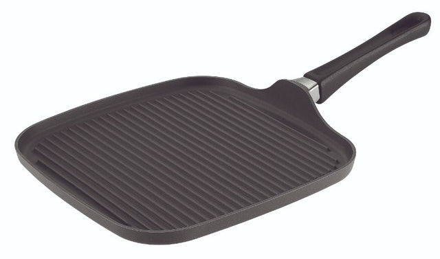 Square Scanpan grill pan (28cm) with non-stick surface, low walls, and eco-friendly aluminum for versatile cooking.