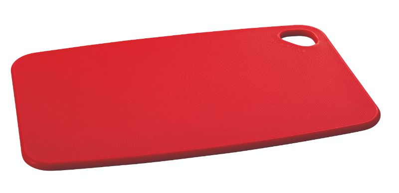 Red Scanpan cutting board, 345x230mm, made of high-density, non-porous polypropylene, knife-friendly and dishwasher-safe.