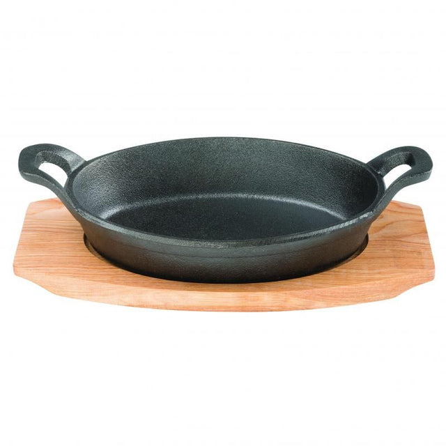 Pyrolux Pyrocast Oval Gratin in cast iron with maple wood tray, ideal for cooking and serving meals elegantly.