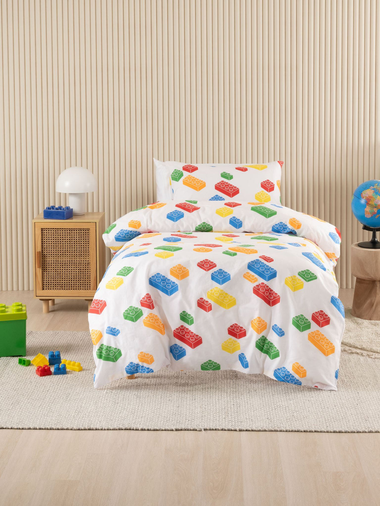 Double duvet cover set featuring colorful building blocks on a white background, crafted from 100% soft cotton for children's rooms.