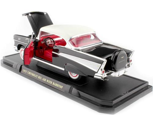 1957 Chevrolet Bel Air Hard Top Scale Model 1:18 Road Signature Black/White Roof