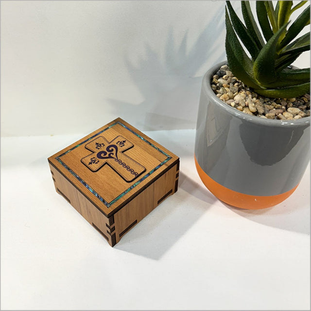 Elegant small square trinket box with Paua inlay, perfect for jewelry and keepsakes, measuring 80mm x 80mm x 45mm.