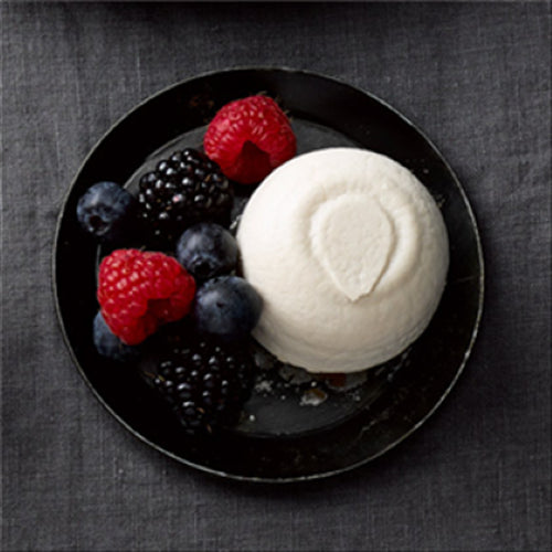 Pavlova Petite 8.5g with a light crispy shell and chewy center, featuring authentic vanilla flavor; 48 gluten-free desserts.