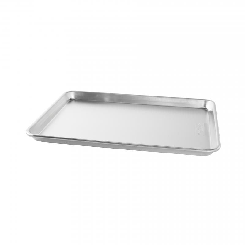 Aluminum jelly roll pan with reinforced rims, ideal for even baking of cakes, sweets, and savory dishes.