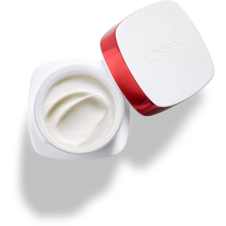 L'Oréal Paris Revitalift Night Cream, a firming anti-wrinkle cream for youthful, rejuvenated skin with pro-retinol A.