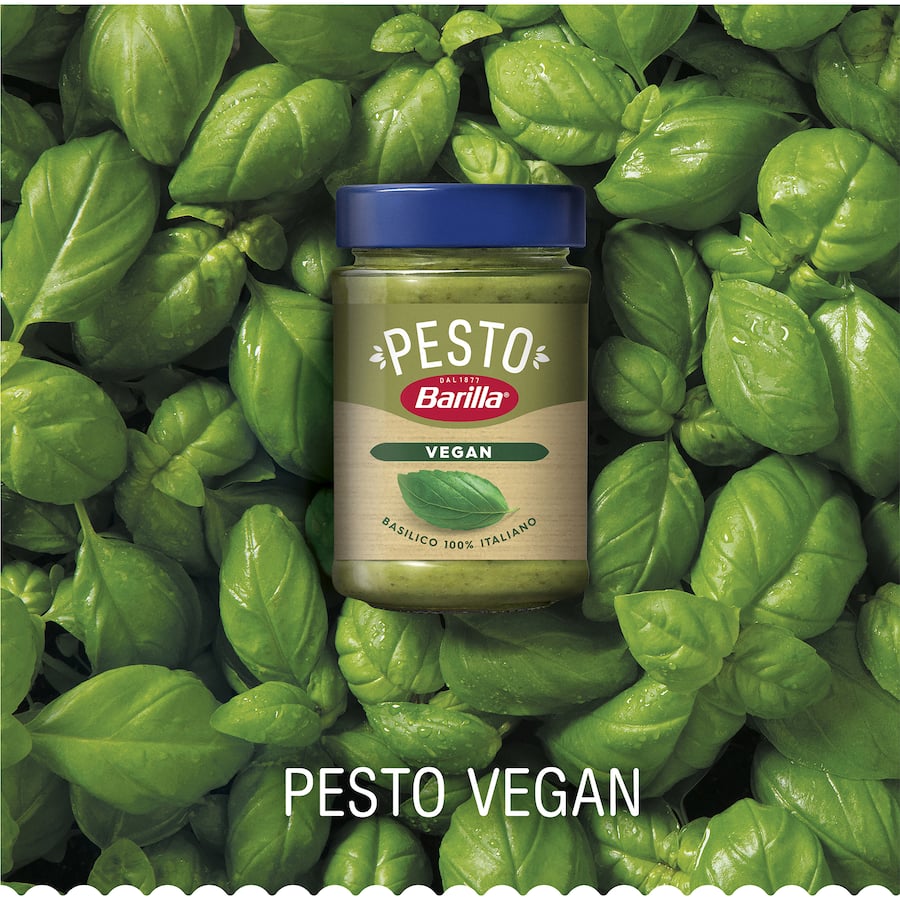 Barilla Pesto Basilico Vegan jar showcasing premium Italian basil and cashew, perfect for quick vegan meals and dips.