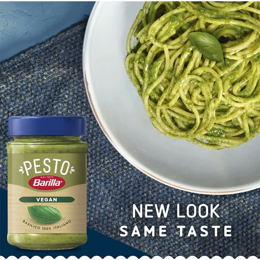 Barilla Pesto Basilico Vegan jar featuring rich green pesto made from Italian basil and cashews, perfect for vegan dishes.