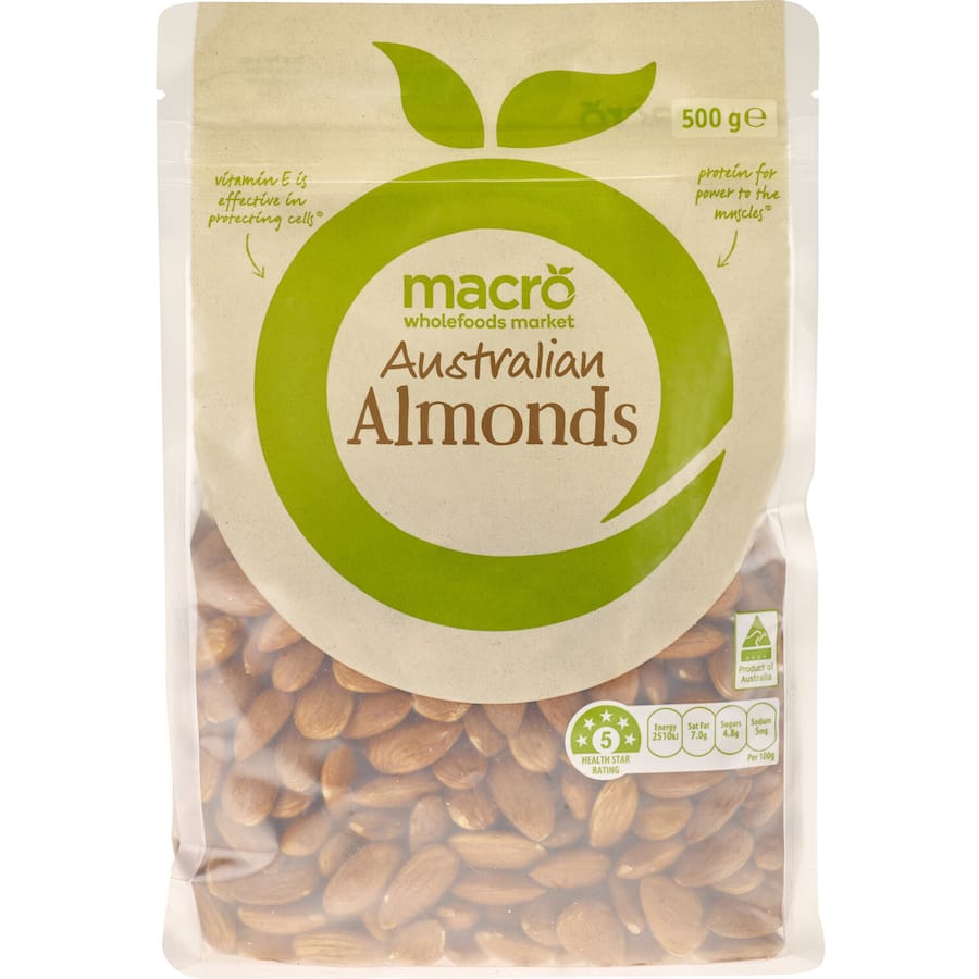 A handful of Macro Almonds, a nutritious and crunchy snack rich in protein, fiber, and healthy fats, ideal for energy and wellness.