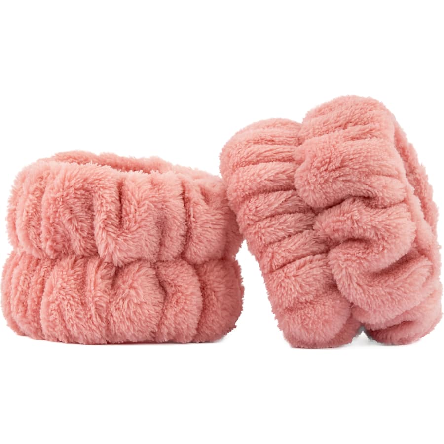 Soft headband with wired bow and plush wristbands for mess-free skincare and makeup application. Perfect self-care accessory.