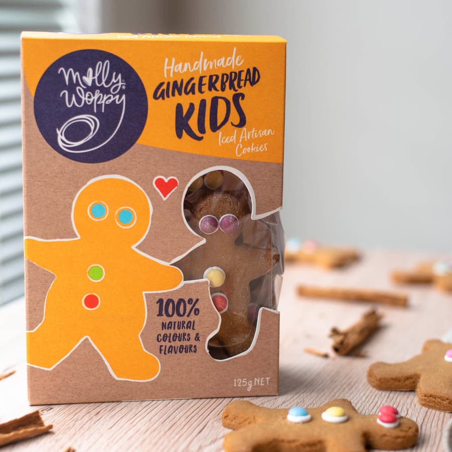 Iced gingerbread cookies for kids, 100% natural, festive and flavorful, perfect for holiday treats and joyful moments.