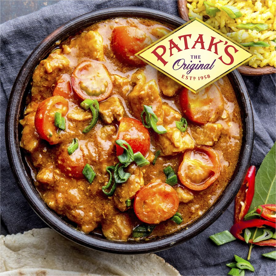 Patak's Rogan Josh Simmer Sauce in a glass jar offers rich, aromatic flavors for a quick, medium-heat curry.