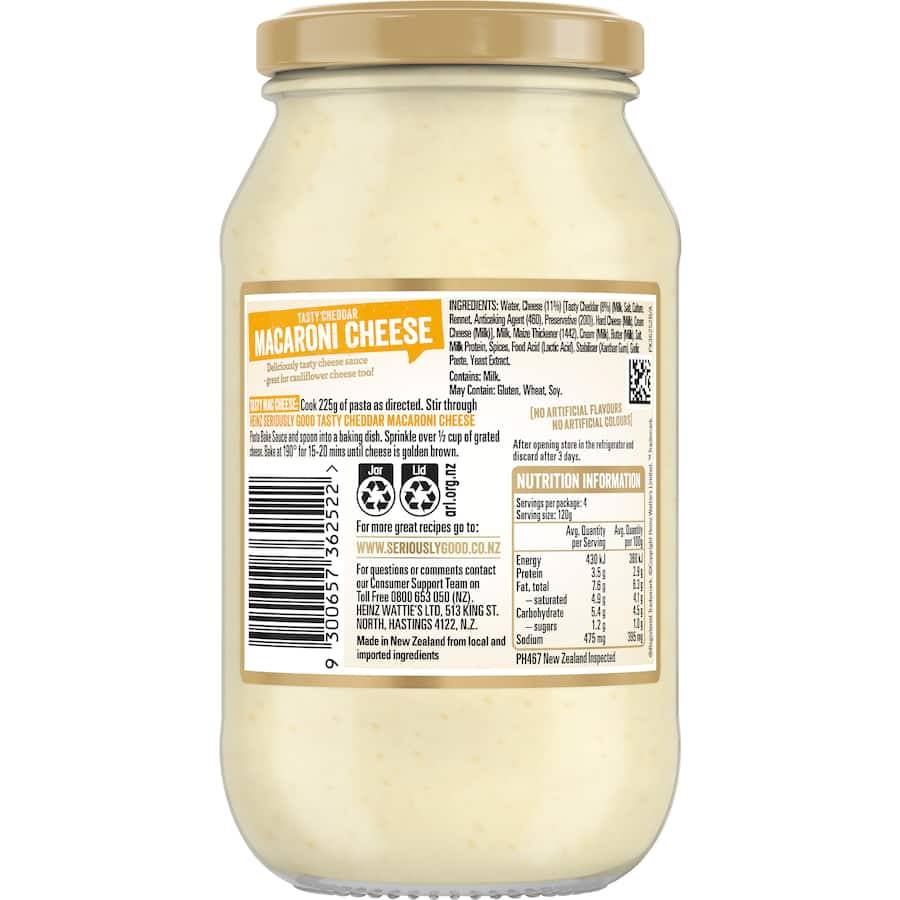 Creamy Heinz Macaroni Cheese sauce, perfect for delicious pasta bakes and easy family meals.