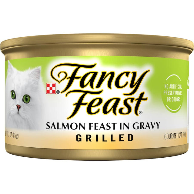 Can of Fancy Feast Wet Cat Food featuring grilled salmon in rich gravy, designed for a delicious and nutritious cat meal.
