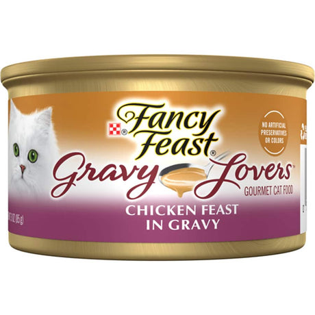 Gourmet wet cat food featuring slow-cooked chicken in rich gravy, packed with nutrients for a delightful dining experience.