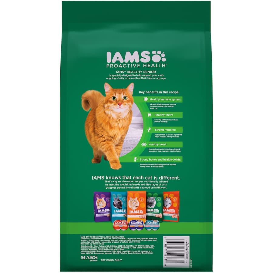 High-quality Iams Dry Cat Food with chicken, designed for senior cats 11+, promoting strong muscles and overall health.
