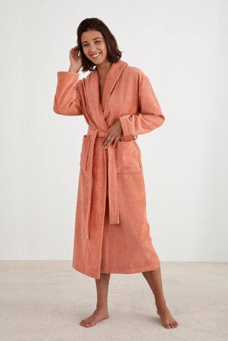 Salmon Freya bathrobe by Baksana in L/XL, featuring a shawl collar, two pockets, and a waist tie, made from certified cotton.