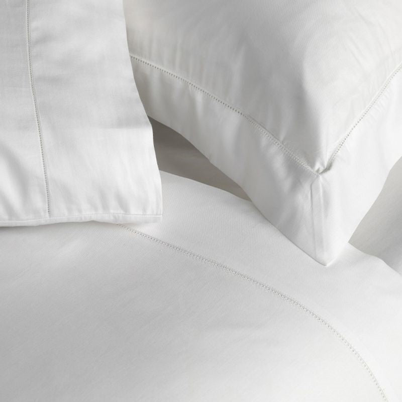 500TC Optic White flat sheet for California King bed, made of luxury combed cotton with a hemstitch finish, ethically made in Portugal.