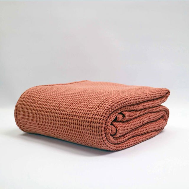 Stonewashed caramel blanket from Baksana, made of 100% cotton with a deep waffle texture, perfect for cozy living spaces.