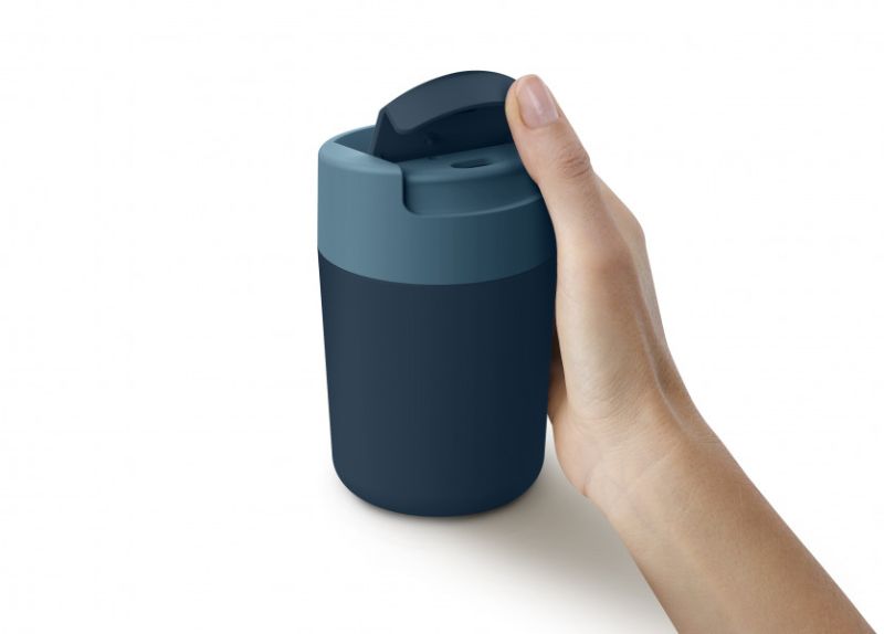 Joseph Joseph Sipp Travel Mug in blue, 340 ml, features a hygienic flip-top cap, leakproof lid, and a non-slip grip.