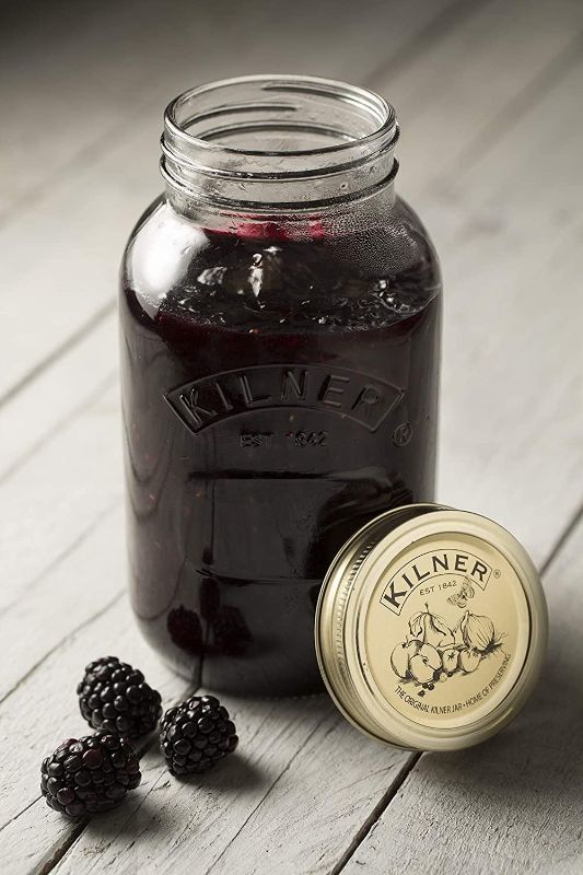 Kilner 1 Litre Preserve Jar with vintage design, vacuum sealing lid, perfect for preserving fruits, vegetables, and more.