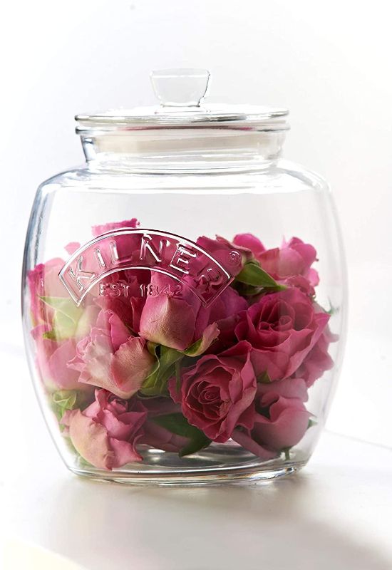 Kilner Universal Storage Jar in clear glass, perfect for organizing dry foods and household items with a vintage design.