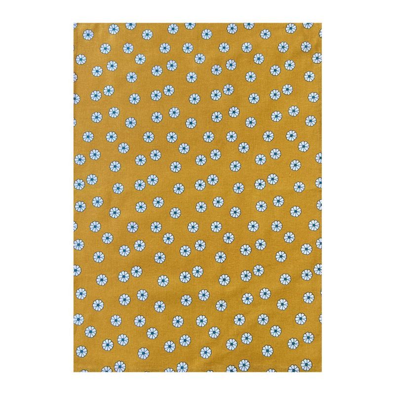 Daisy-print tea towel in 100% cotton, 50x70cm, with a hanging loop for easy storage and high absorbency.