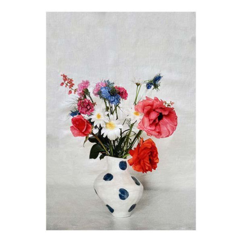 White Blooms tea towel, 50x70cm, combines elegance and absorbency with a floral design and convenient hanging loop.