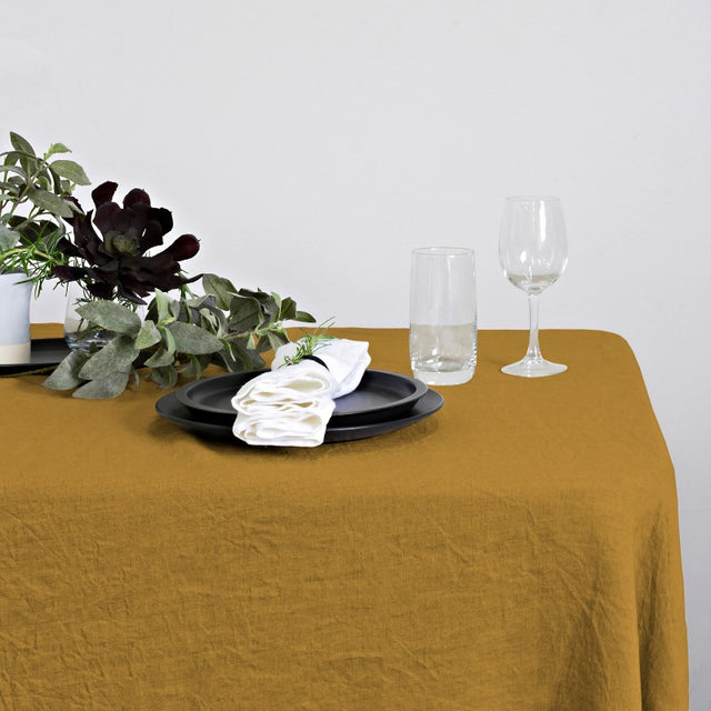 Elegant 100% linen table runner, 40 x 150cm, ideal for enhancing dining decor with a refined, durable finish.