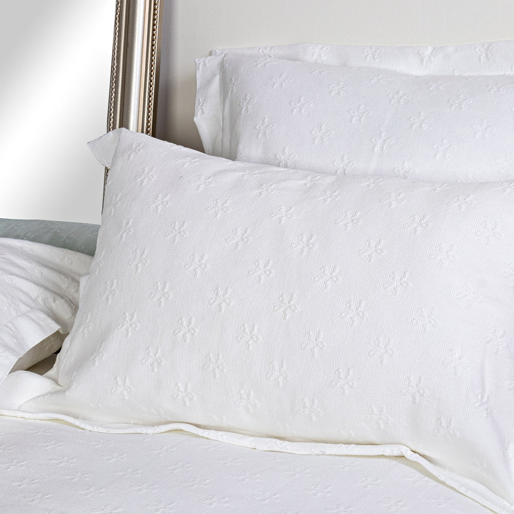 Elegant white pillow sham featuring abstract floral design, crafted from 100% cotton with matelasse texture, size 50 x 75 + 5cm.