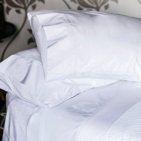 Queen Flat Sheet in 100% pure cotton, 250 x 285 cm, featuring a crisp, breathable percale weave for luxurious comfort.