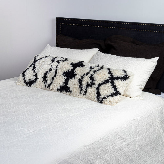 Elegant ivory super king quilt featuring a diamond grid design, crafted from 100% cotton for luxurious comfort and style.