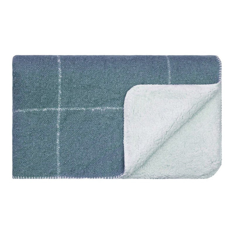 Cozy blue throw blanket with grid design, plush fleece and acrylic weave, perfect for stylish comfort. 130 x 170cm.