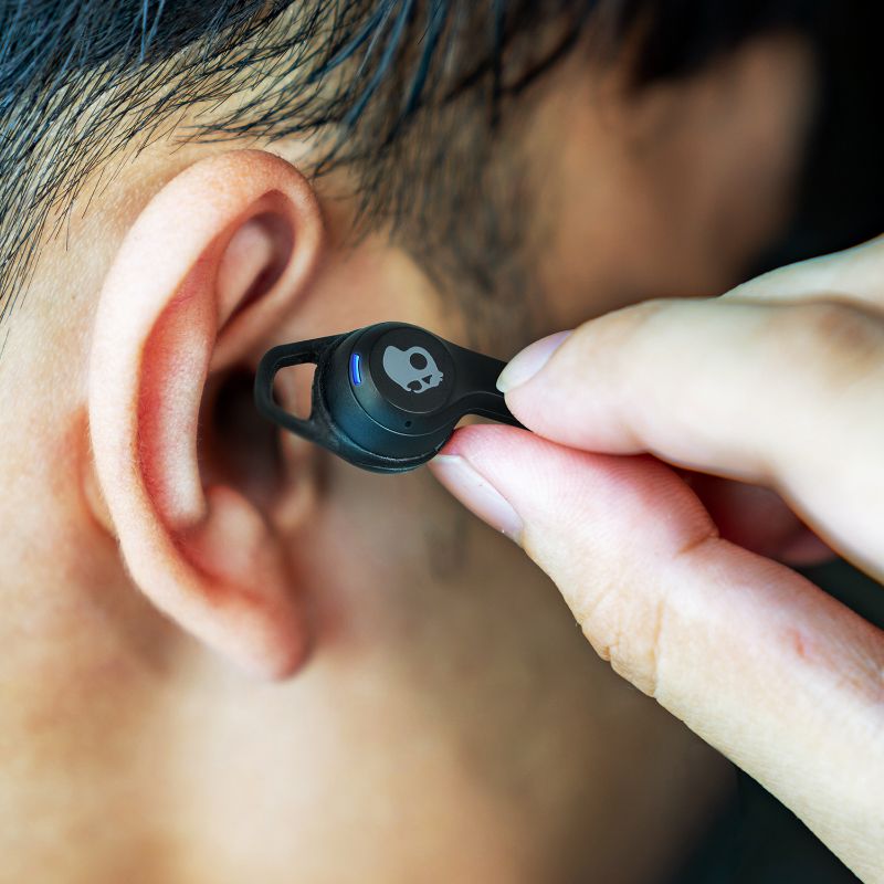 True Wireless Skullcandy Indy Evo Earbuds in Black, featuring customizable sound, 30 hours total playtime, and IP55 water resistance.