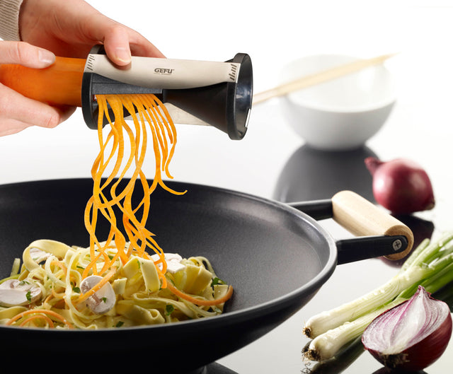 Julienne Spirelli by GEFU: spiral slicer for creating precise vegetable strips in adjustable sizes, made of durable stainless steel and plastic.