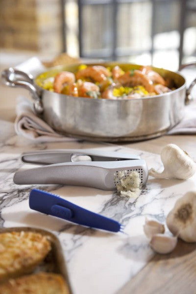 Zyliss Garlic Press Susi 3 efficiently peels and presses garlic, minimizing waste with ergonomic design and easy cleaning tool included.