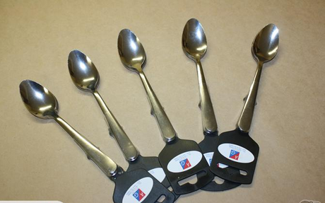Bulk set of 100 stainless steel teaspoons with a classic design, ideal for restaurants, cafes, and home use.